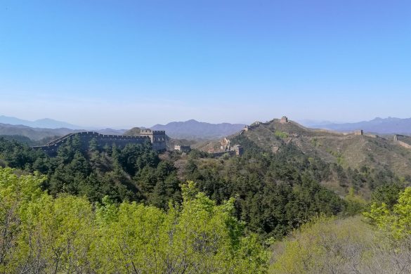 Majestetisch sieht man die chinesische Mauer, wie sie den Bergkamm entlang verläuft.