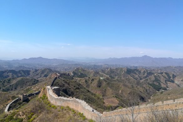 Ein weiteres Bilder der chinesischen Mauer in ihrer ganzen Pracht. Man sieht dabei weit über die Landschaft, das ende lässt sich nur erahnen.