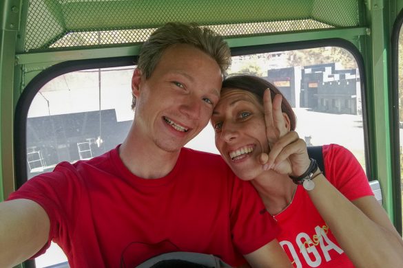 Ein Selfie in der grünen Gondel in Fotomanier der Chinesen mit peace Zeichen