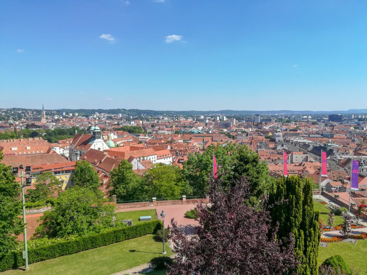 Vom Schloßberg aus können wir die roten Dächer von Graz überblicken.