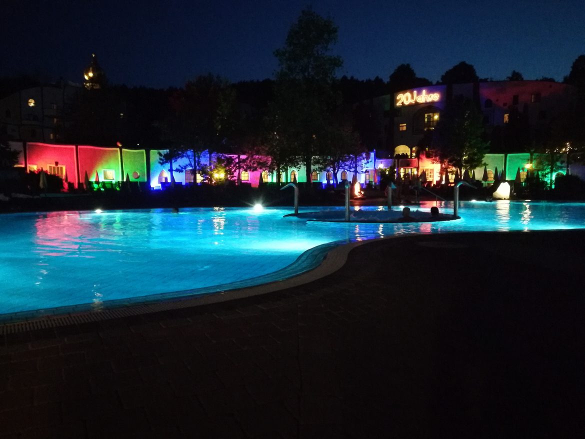 Der Außenbecken der Therme Bad Blumau bei nacht in der 20 Jahr Beleuchtung