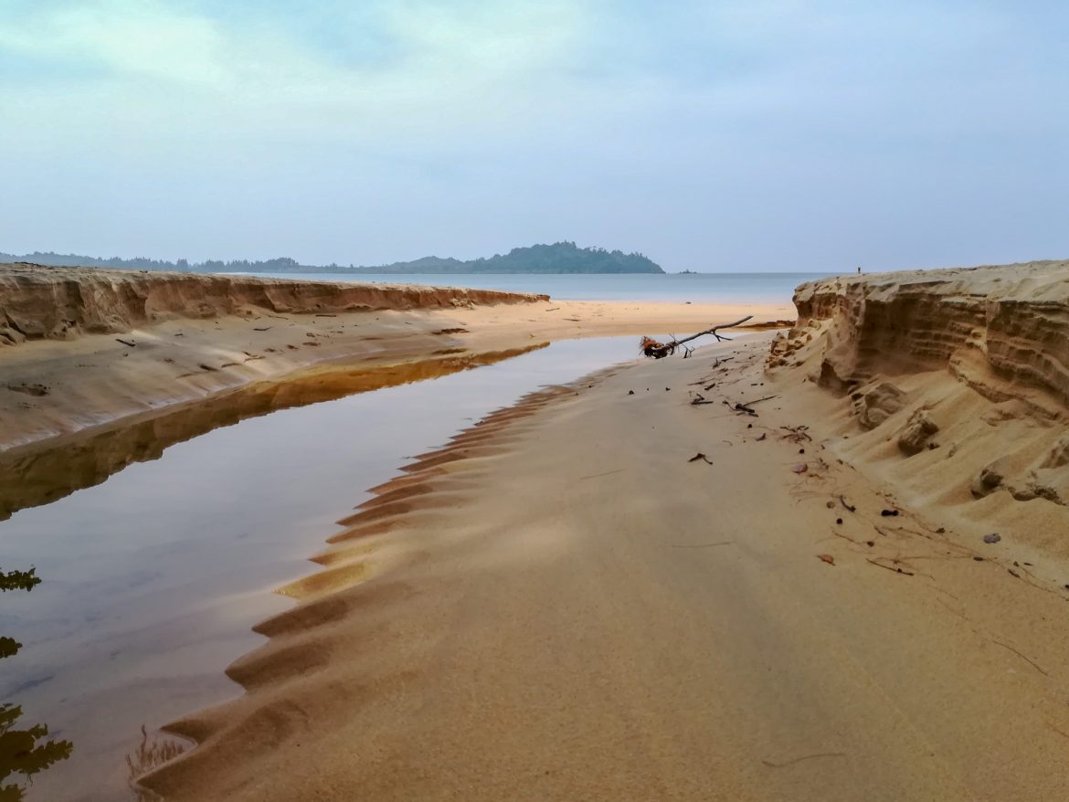 Ein kleiner Bach, der ins Meer fließt und dabei einen Mini-Canyon in den Sand des Aow Khao Kwai gefressen hat.