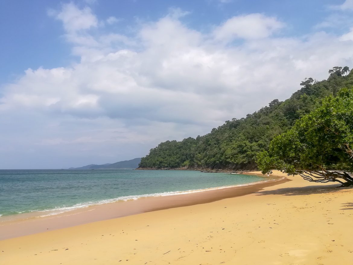 Das Ufer des Aow Kwang Peeb mit seinem hellen Sand und Bäumen die an manchen Stellen bist zum Wasser reichen.