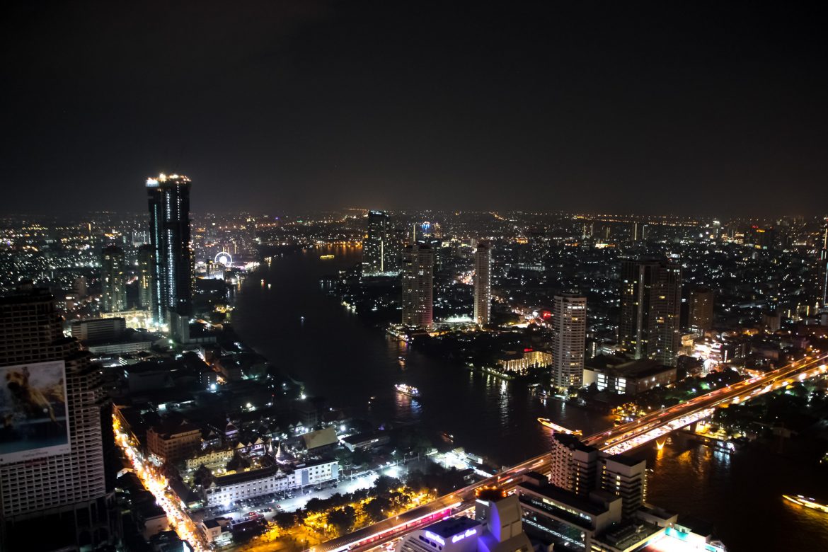 Vom Lebua Hotel blicken wir in die hell erleuchtete Stadt Bangkok.