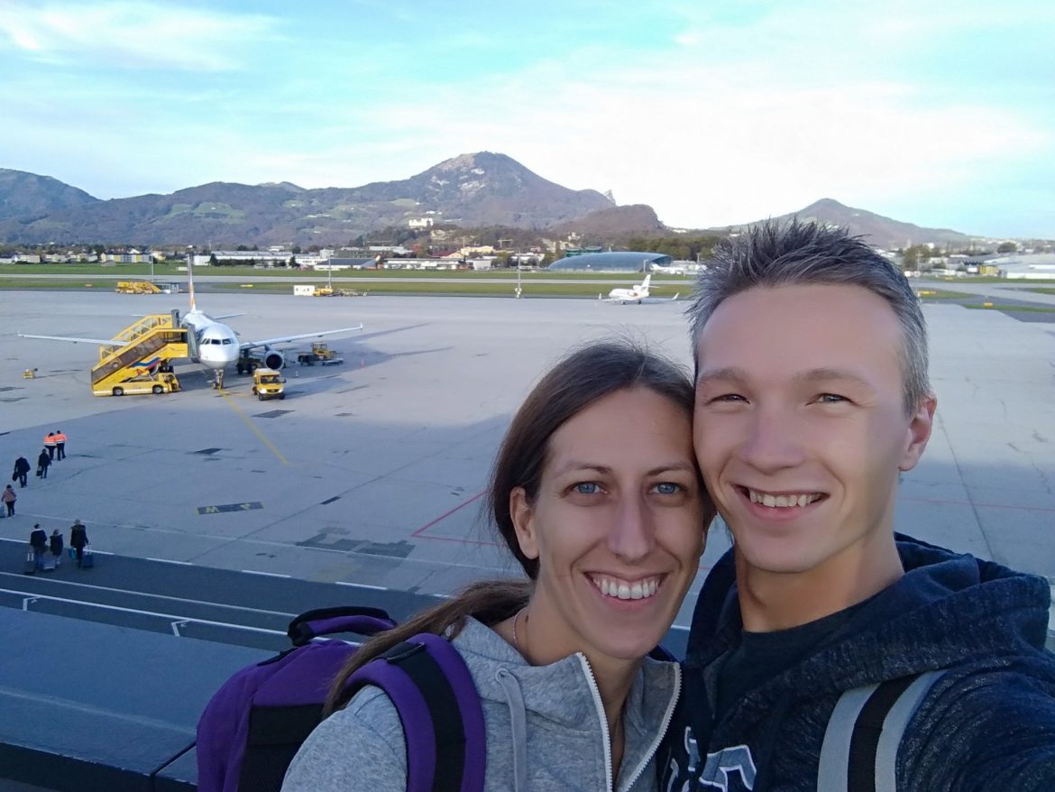 Wir beide auf der Terrasse des salzburger Flughafens, mit der Rollbahn und einem Flugzeug im Hintergrund