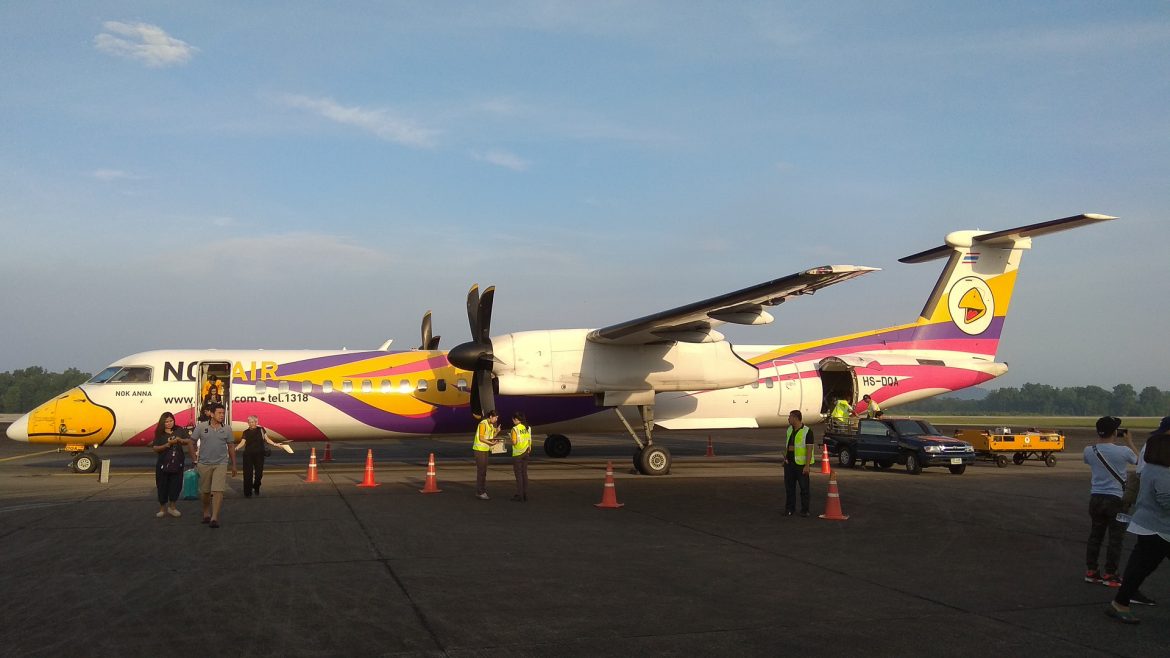 Das bunte Propeller-Flugzeug von Nok Air, steht auf der Rollbahn in Bangkok bereit um uns nach Ranong zu bringen.