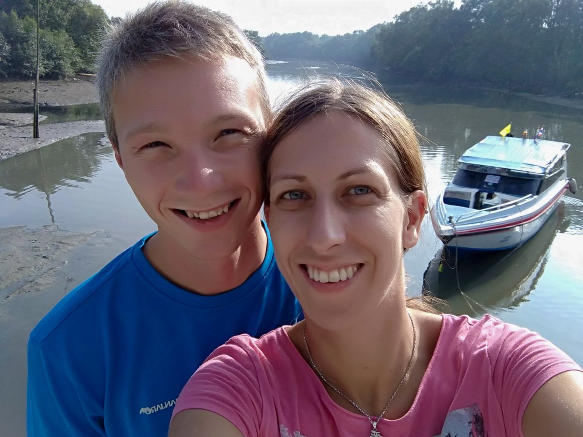 Wir lächeln beide am Pier von Ranong, wärend wir auf das Boot nach Ko Phayam warten.