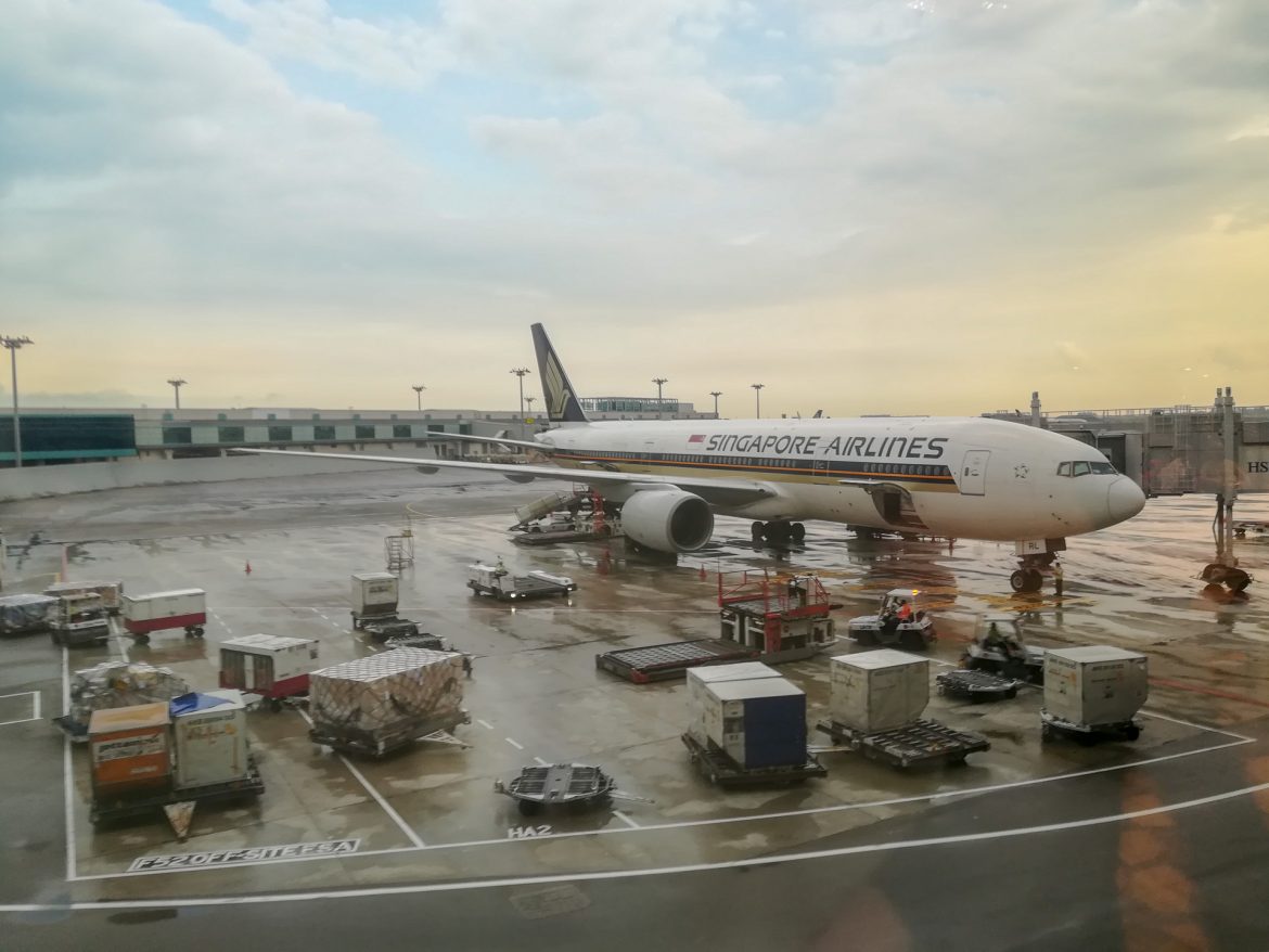 Unser Flugzeug nach Bangkok, das am Gat steht und gerade beladen wird.