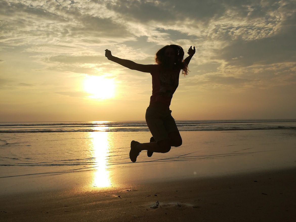 Ein Sprung am langen Sandstrand auf der Insel Koh Pahyam in Thailand.