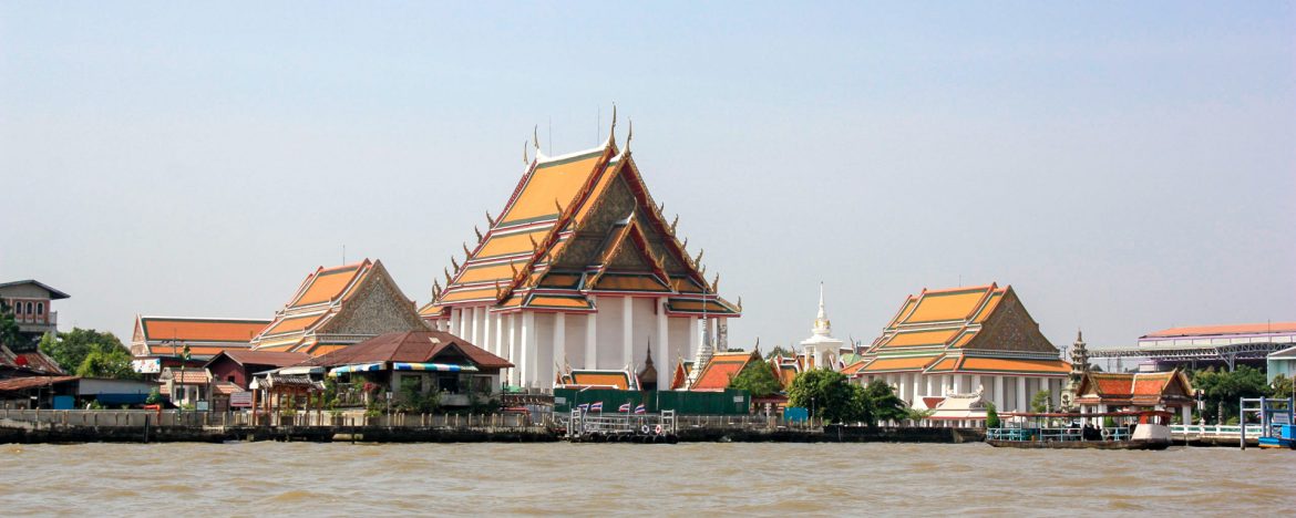 Ein Tempel von Bangkok, fotografiert von einem Boot am Chao Phraya
