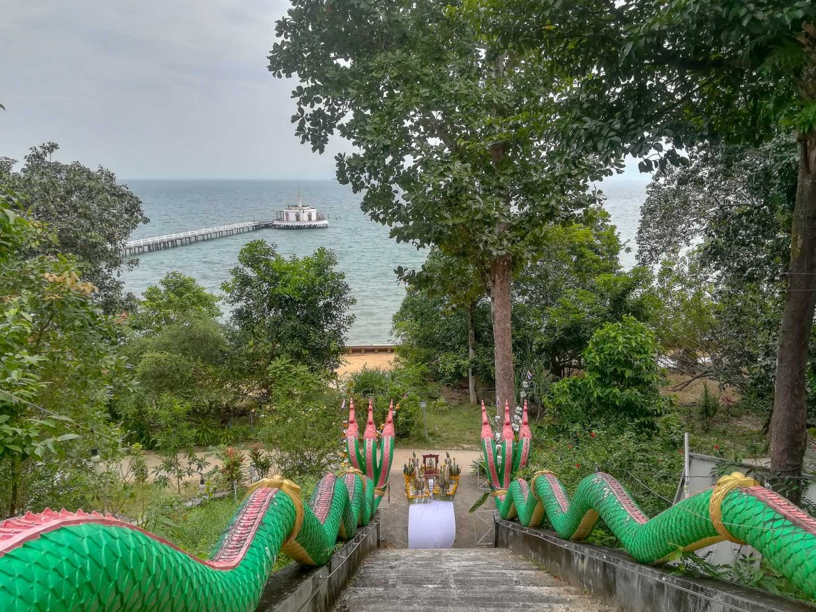 Vom Tempel führen Stufen hinab die von grünen Drachen eingerahmt sind.