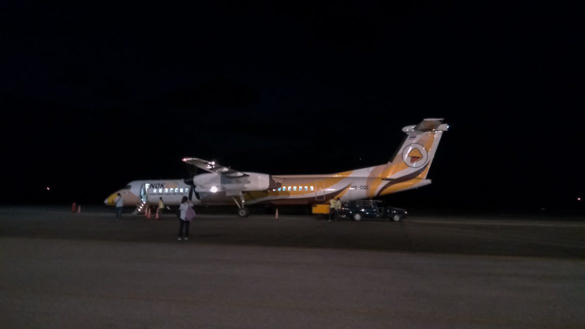 In der Dunkelheit, steht unser Flugzeug von Nok Air am Rollfeld des Flughafens in Ranong