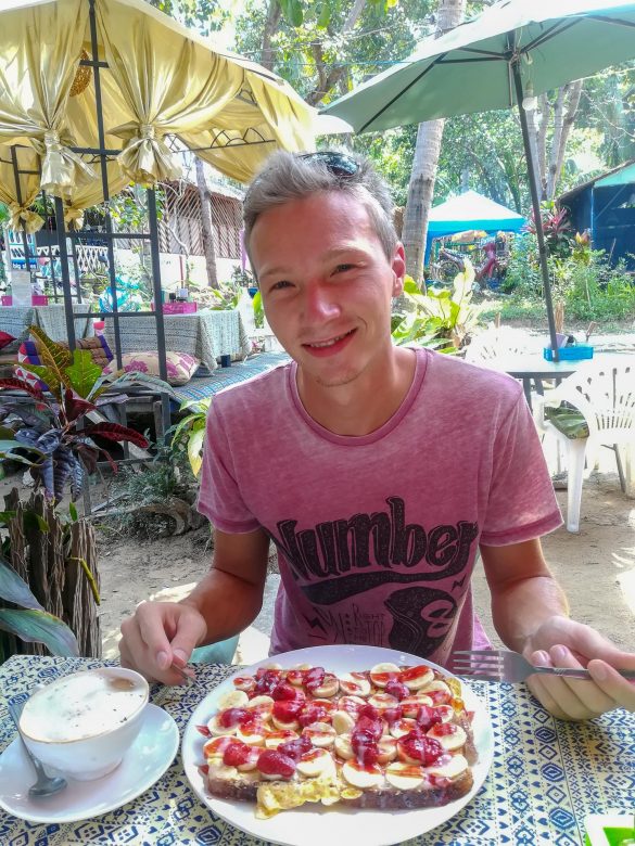 Markus mit seinem Frensh-Toast mit Bananen und Erdbeermarmelade