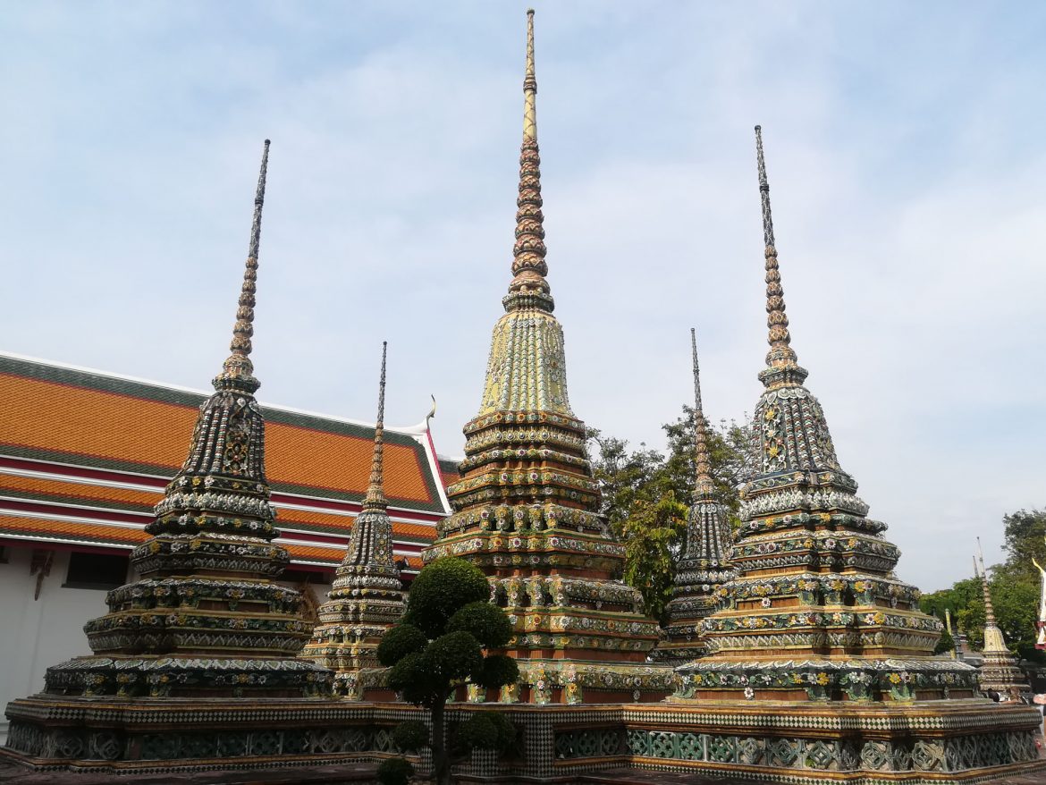 Mehrere Pagoden in Formation im Wat Pho