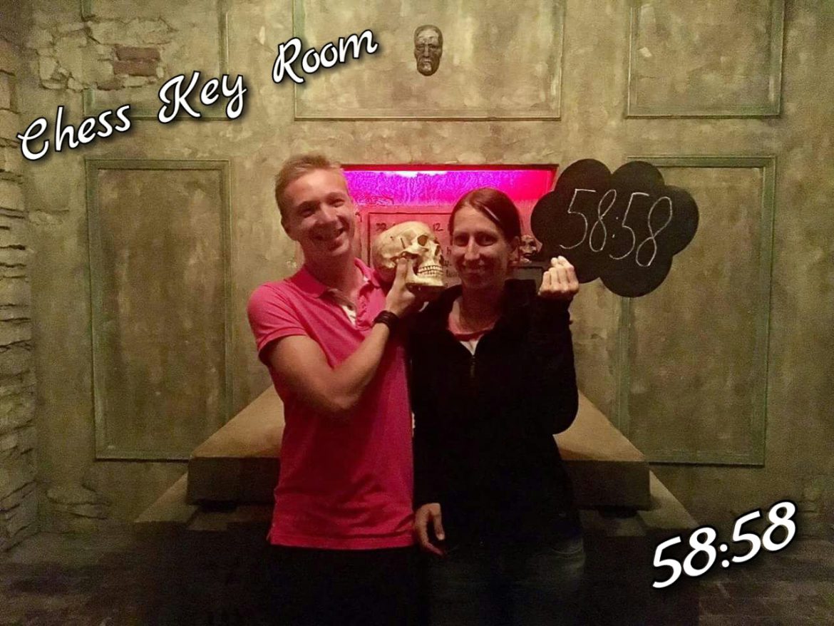Zusammen mit einem Totenschädel nach dem erfolgreichen Abschluss des Escape Rooms, Chess Key Room in Prag.