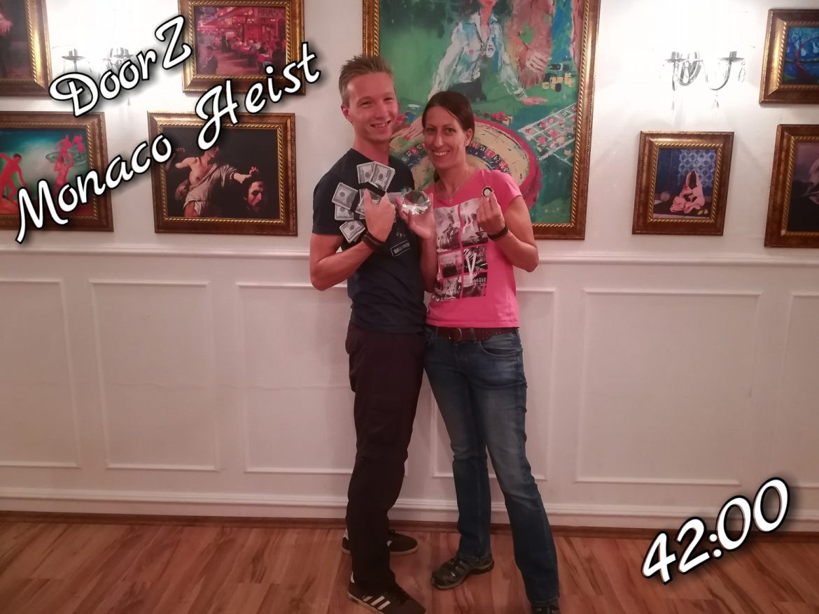 Foto mit unserer Beute, nachdem wir den Escape Room Monaco Heist, von DoorZ in Prag, erfolgreich beenden konnten.