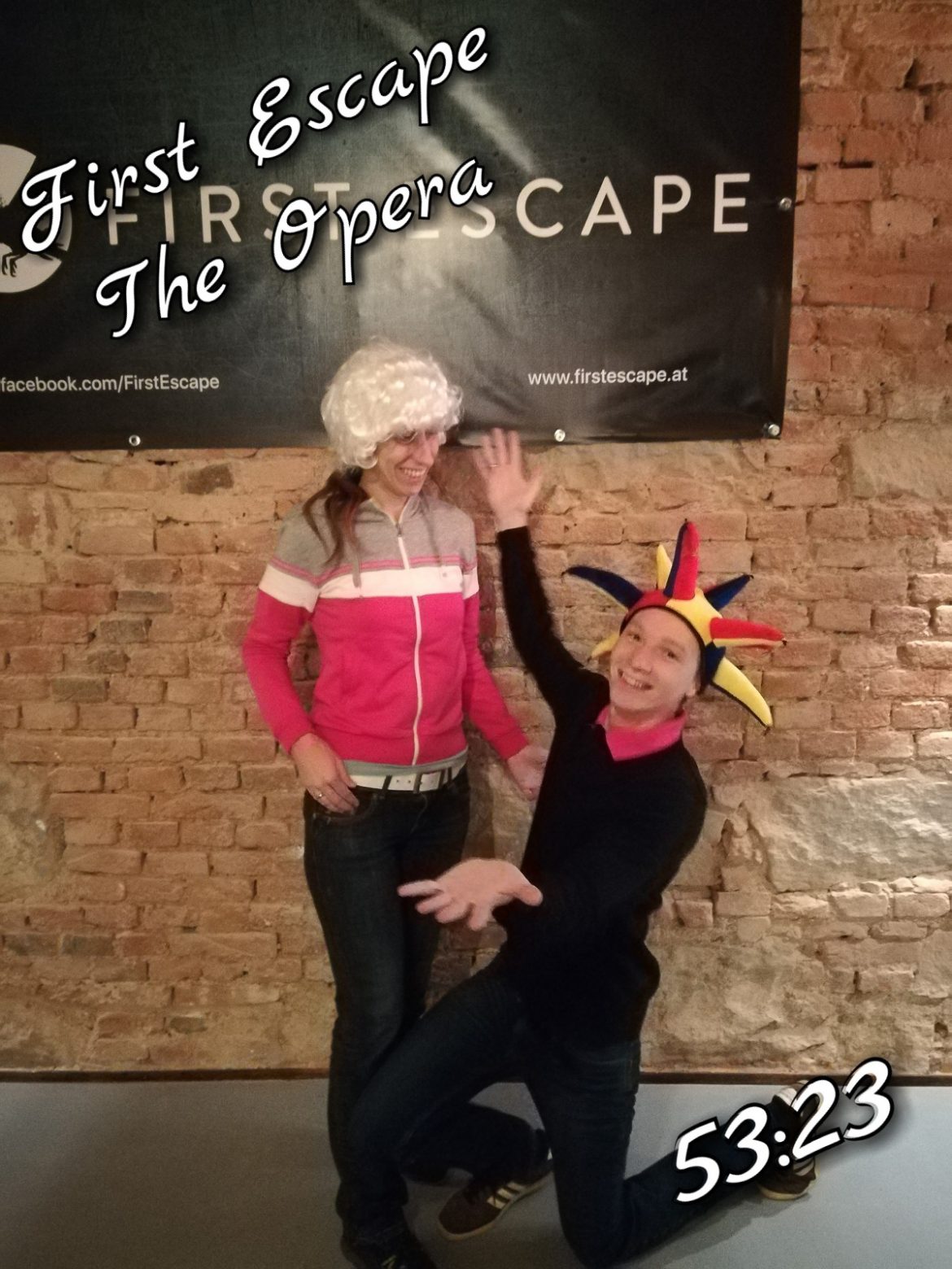 Mit Perücke verkleided feiern wir den Erfolg im Escape Room The Opera, von First Escape in Wien.