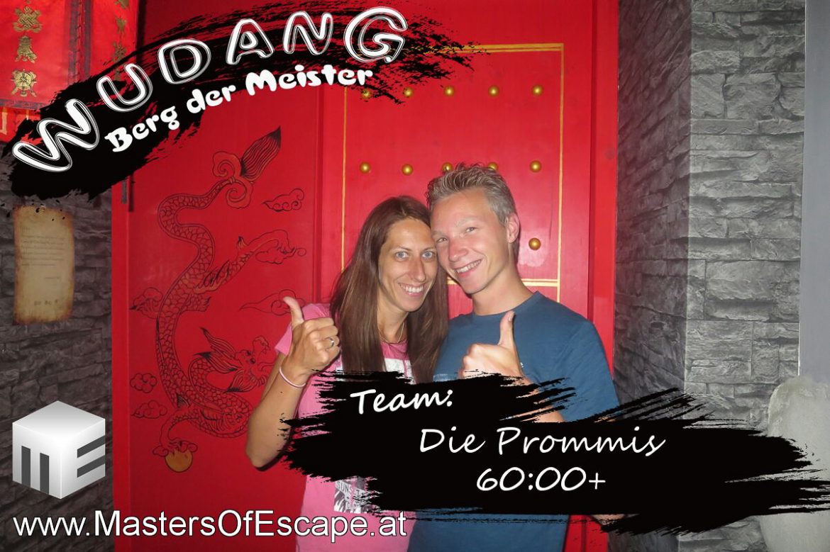 Daumen hoch und ein strahlen im Gesicht, nachdem wir den Escape Room Wudang, von Masters of Escape, geschafft haben.