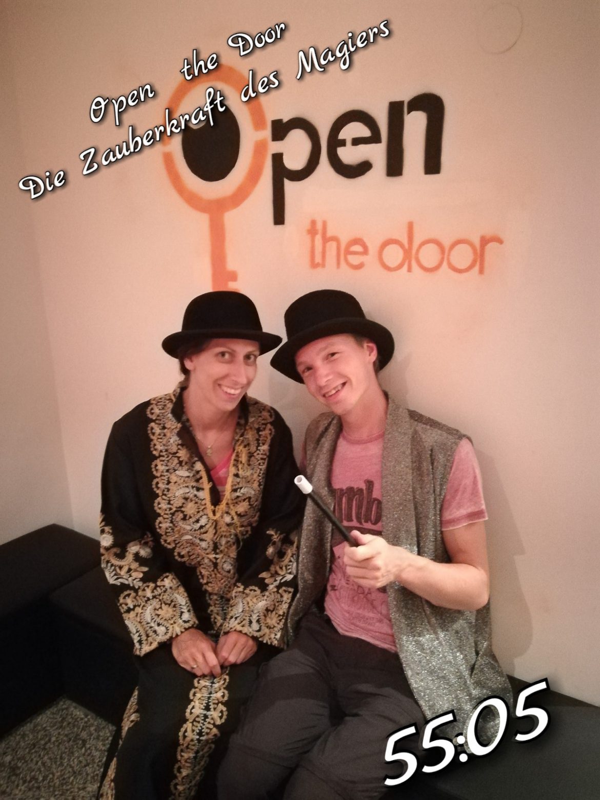 Teamfoto nachdem wir den Escape Room Die Zauberkraft des Magiers, von Open the Door in Wien, unter 60 Minuten geschafft haben.