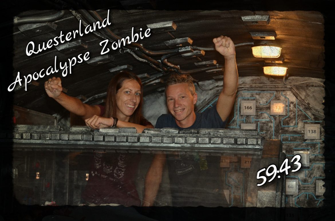 In der Gruft von Questerland in Prag jubeln wir nachdem wir den Escape Room Apocalypse Zombie knapp geschafft haben.