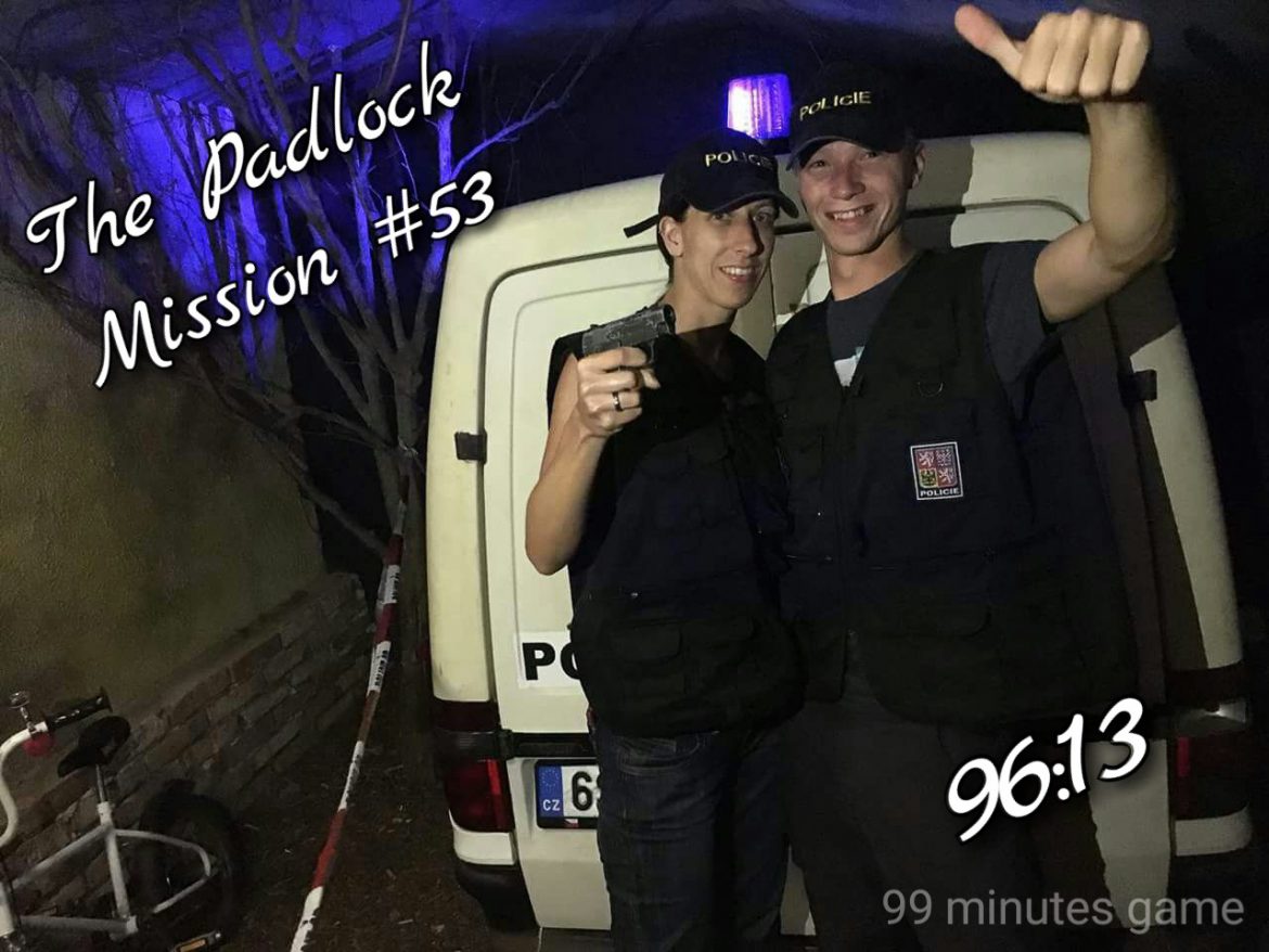 In Polizeiwesten vor einem Auto, machten wir dieses Foto, nachdem wir den Escape Room Mission 53, von Padlock in Prag, schafften.