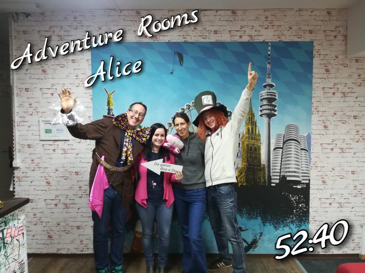 Freude auf allen Gesichtern, nachdem wir den Escape Room Alice, von Adventure Rooms, gemeistert haben.