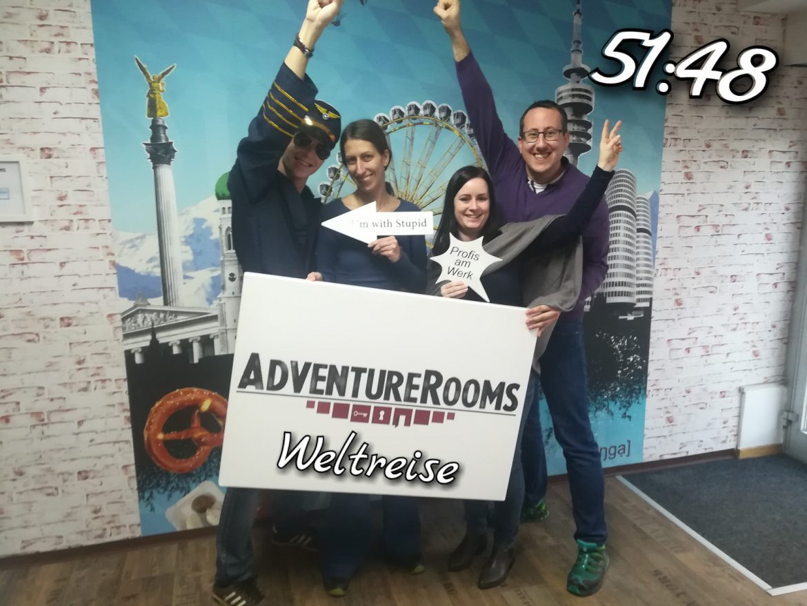 Jubel von der ganzen Gruppe, nachdem wir den Escape Room Weltreise, von Adventure Rooms, erfolgreich abschließen konnten.