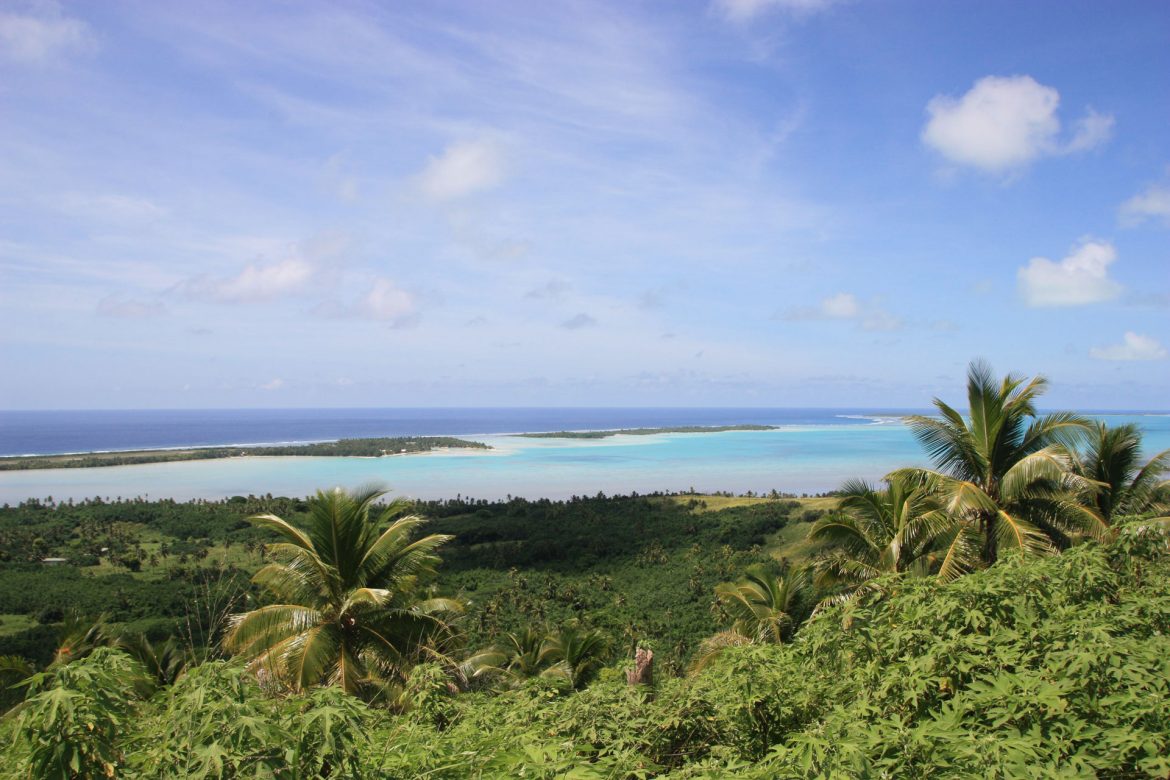 Eine wunderschöne Aussicht vom höchsten Punkt von Aitutaki in den Cook Inseln.