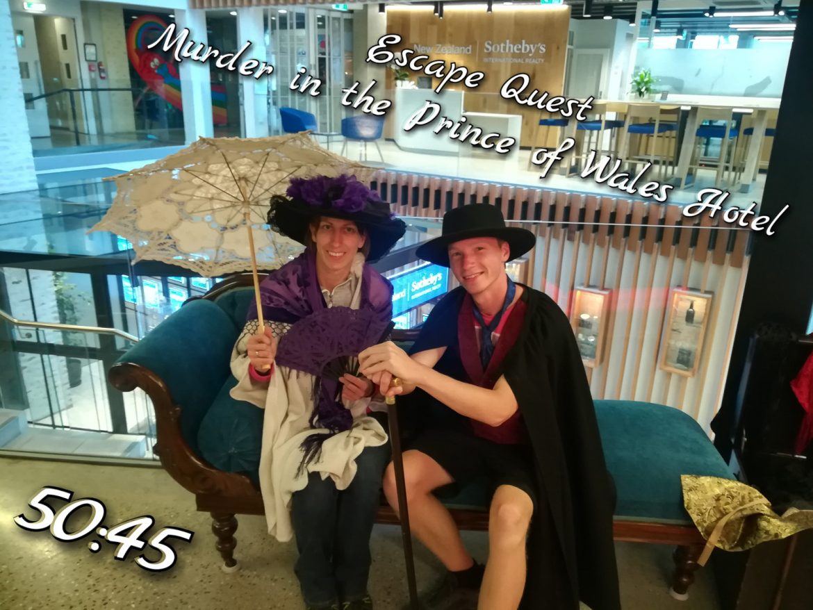 Siegerfoto in voller Verkleidung nach dem erfolgreichen Abschluss des Escape Rooms Murder in the Prince of Wales Hotel von Escape Quest. Aufgenommen in Queenstown, Neuseeland.