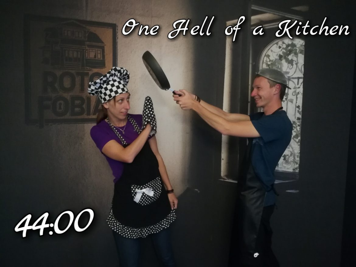 Siegespose nachdem wir den Escape Room One Hell of a Kitzen, von Rotofobia in Rotorua auf unserer Neuseelandreise in einer Rekordzeit abschließen konnten.