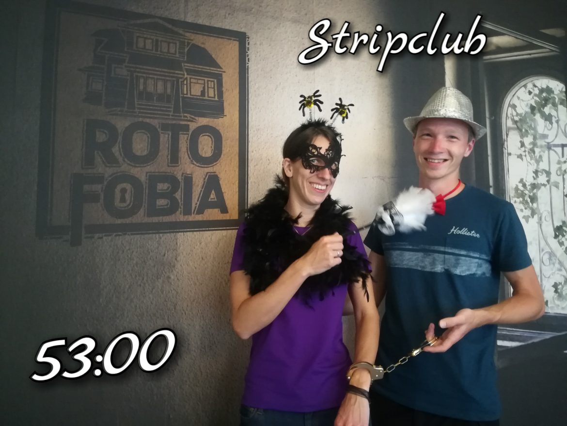 Verkleidet im Stil des Escape Rooms Stripclub, von Rotofobia in Rotorua, gab es nach dem Erfolg noch lachende Gesichter beim Abschlussfoto.