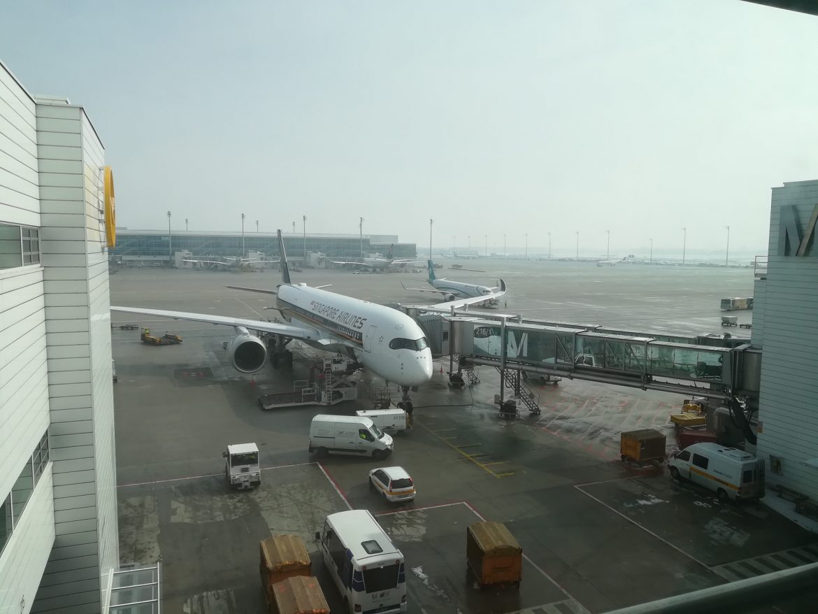 Unser Flugzeug von Singapur Airlines am Flughafen München, dass bereits am Gate auf uns wartet.