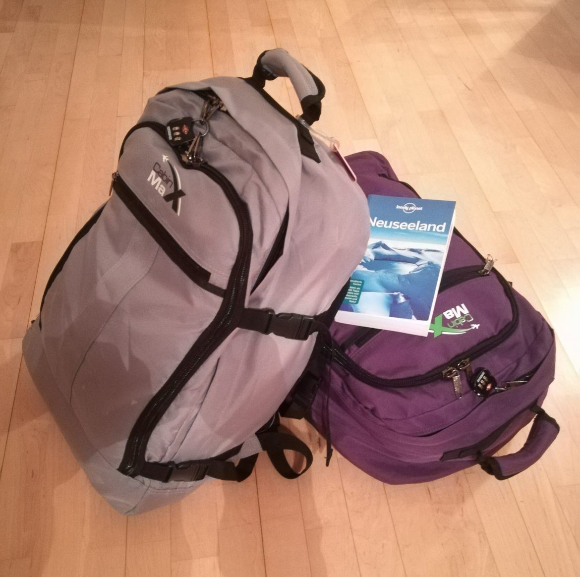 Unsere zwei Rucksäcke zusammen mit einem Reiseführer für Neuseeland, die alles beinhalten, dass wir mitnehmen werden.