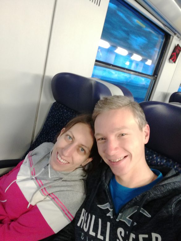 Gemeinsam sitzen wir im Zug nach München und freuen uns auf die Reise.