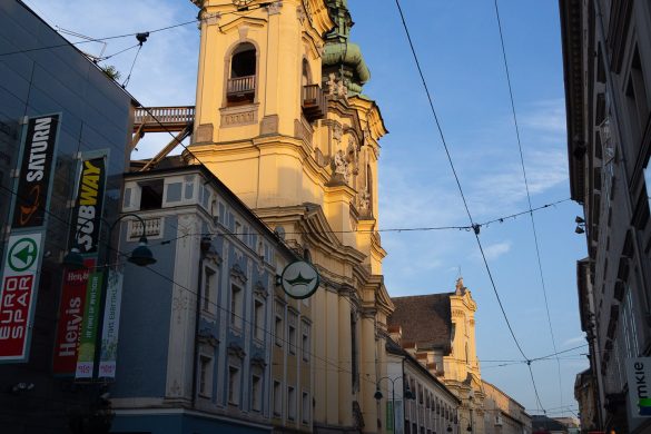 Der alte Dom im Zentrum von Linz in den letzten Sonnenstrahlen des Tages.