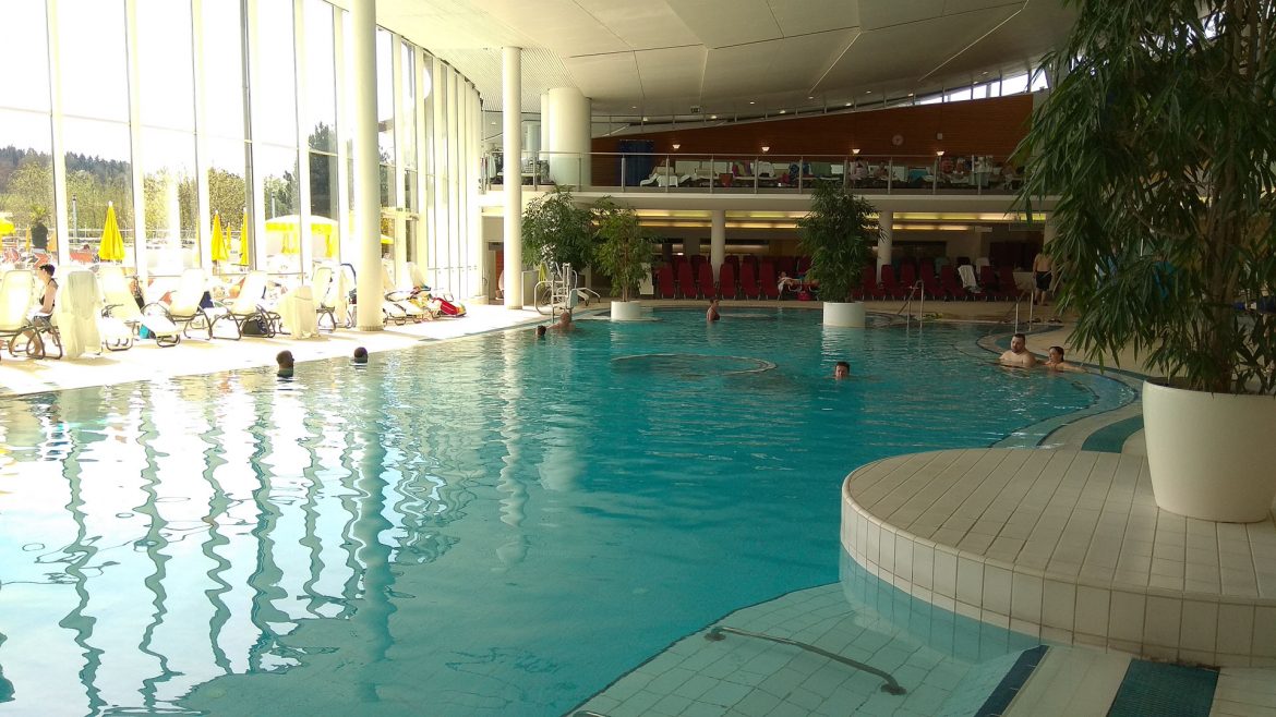 Das Innenbecken der Therme Gainberg.