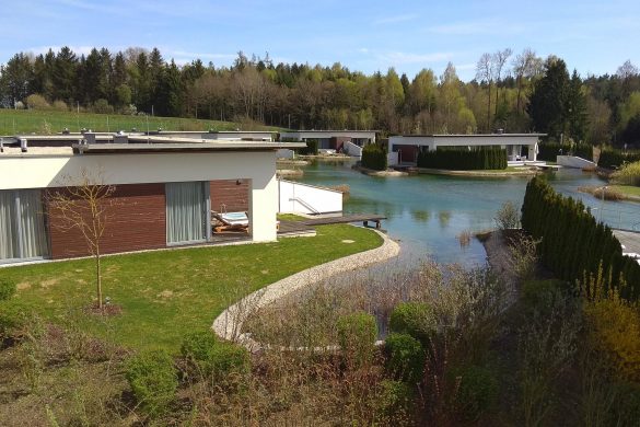 Der Luxsus-Aussenbereich der Therme Gainberg, mit seinen frei stehenden Bungalows.