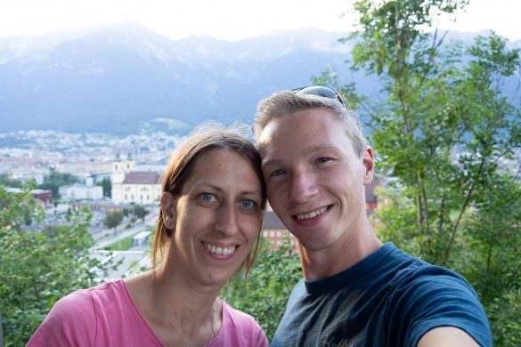 Ein Foto zu zweit am Bergisel mit Innsbruck im Hintergrund.
