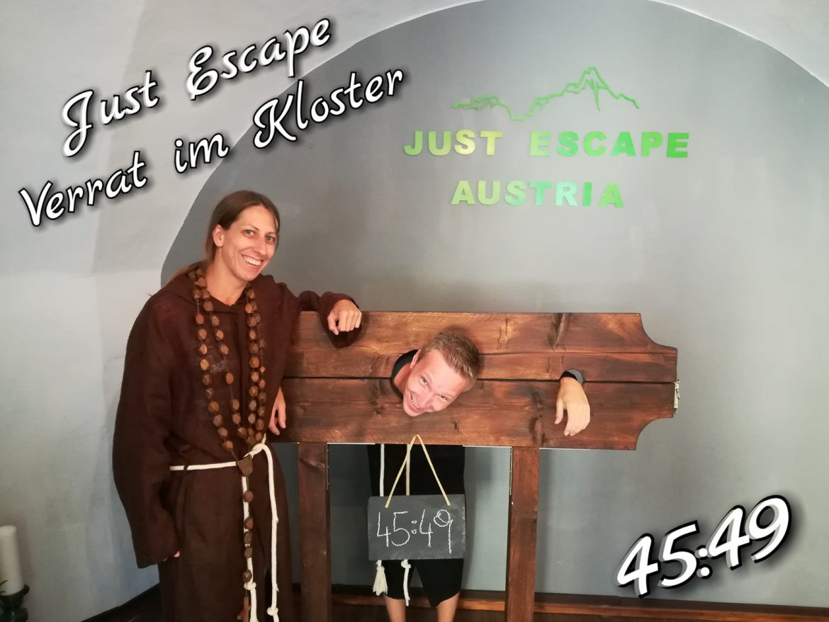 Immer noch Gefangen, obwohl wir den Escape Room, Verat im Kloster von Just Escape in Hall in Tirol, in Bestzeit abschließen konnten.
