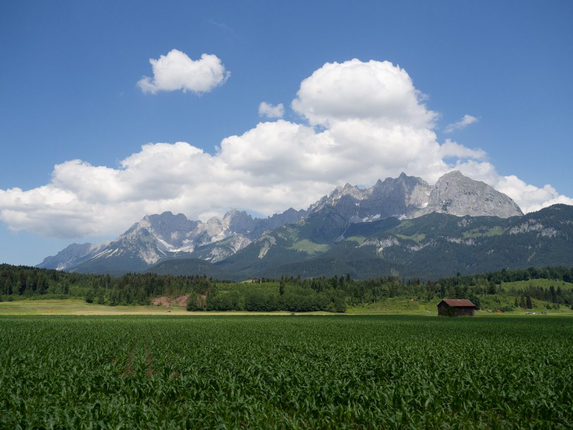 Ein wunderschöne Aussicht bot sich uns von einem Feld aus auf die Berglandschaft von Tirol.