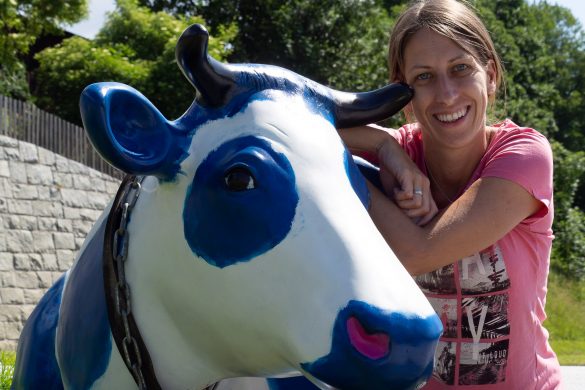 Anita mit einer blau, weißen Kuh, die wir am Straßenrand gefunden haben.