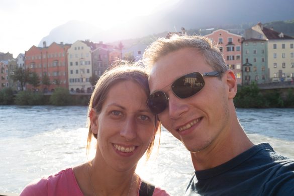 Wir beide zusammen mit unten Häusern und dem Inn in Innsbruck im Hintergrund.