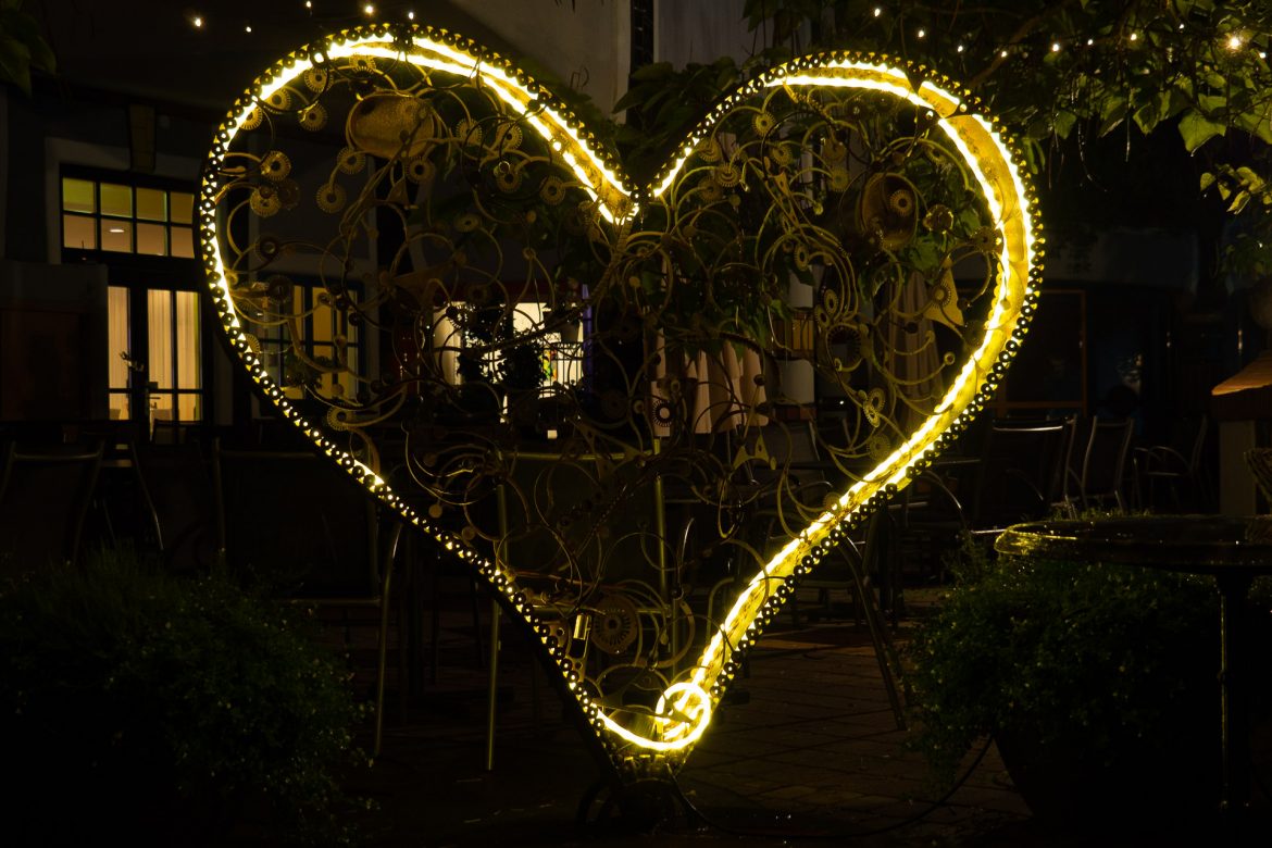 Ein beleuchtetes Herz in der Therme Blumau bei Nacht.