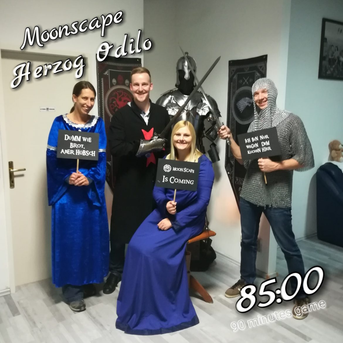 Nachdem wir den Raum Herzog Odilo, von Moonscape, in Mondsee erfolgreich abschließen konnten, haben wir uns das Siegerfoto im Mittelalter-Stiel verdient.