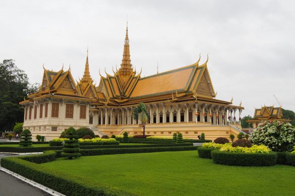 Das Hauptgebäude des Royal Palace von Phnom Penh vor dem sehr gepflegten Garten.