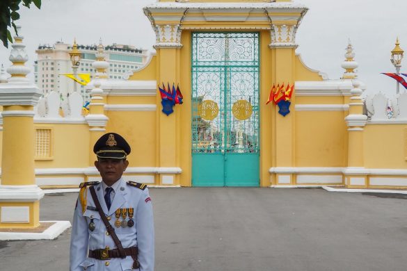 Ein Mitglied der Garde von Kambotscha, die betreut standen um den spanischen Botschafter zu empfangen. Fotografiert vorm Eingangstor zum Royal Palace in Phnom Penh.