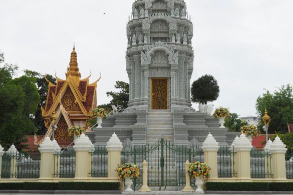 Ein Riss in den Bodenplatten im Royal Palace von Phnom Penh fürht direkt auf eine große silberne Stupa zu ehren von Kantha Bopha