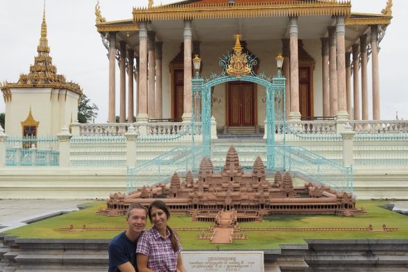 Eine Nachbildung des riesigen Angkor Wat, die vor einem Tempel des Royal Palace steht.
