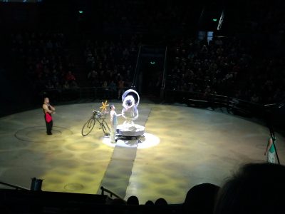 Die Artisten in der Shanghai Circus World stehen im Rampenlicht der Runden Bühne