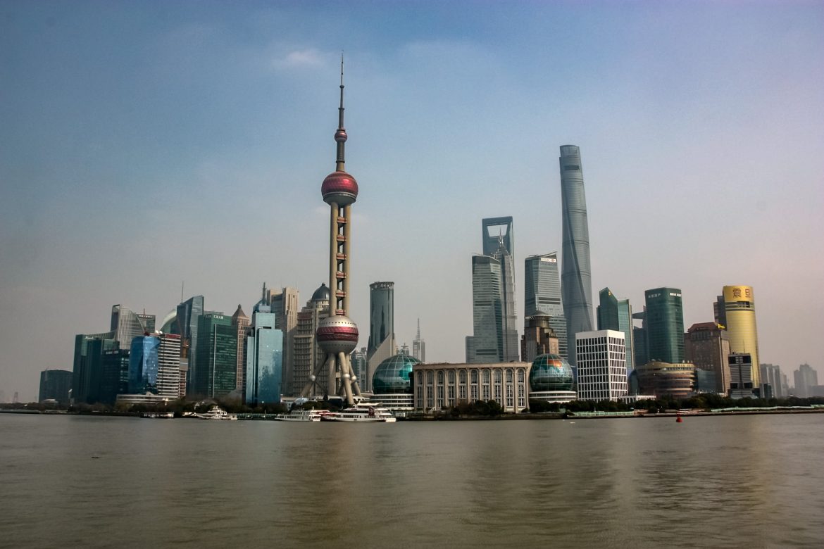 Der Blick über den Fluß Huangpu auf die beeindruckenden Hochhäuser von Shanghai